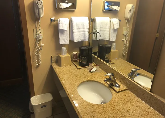 Hotel & Riverton